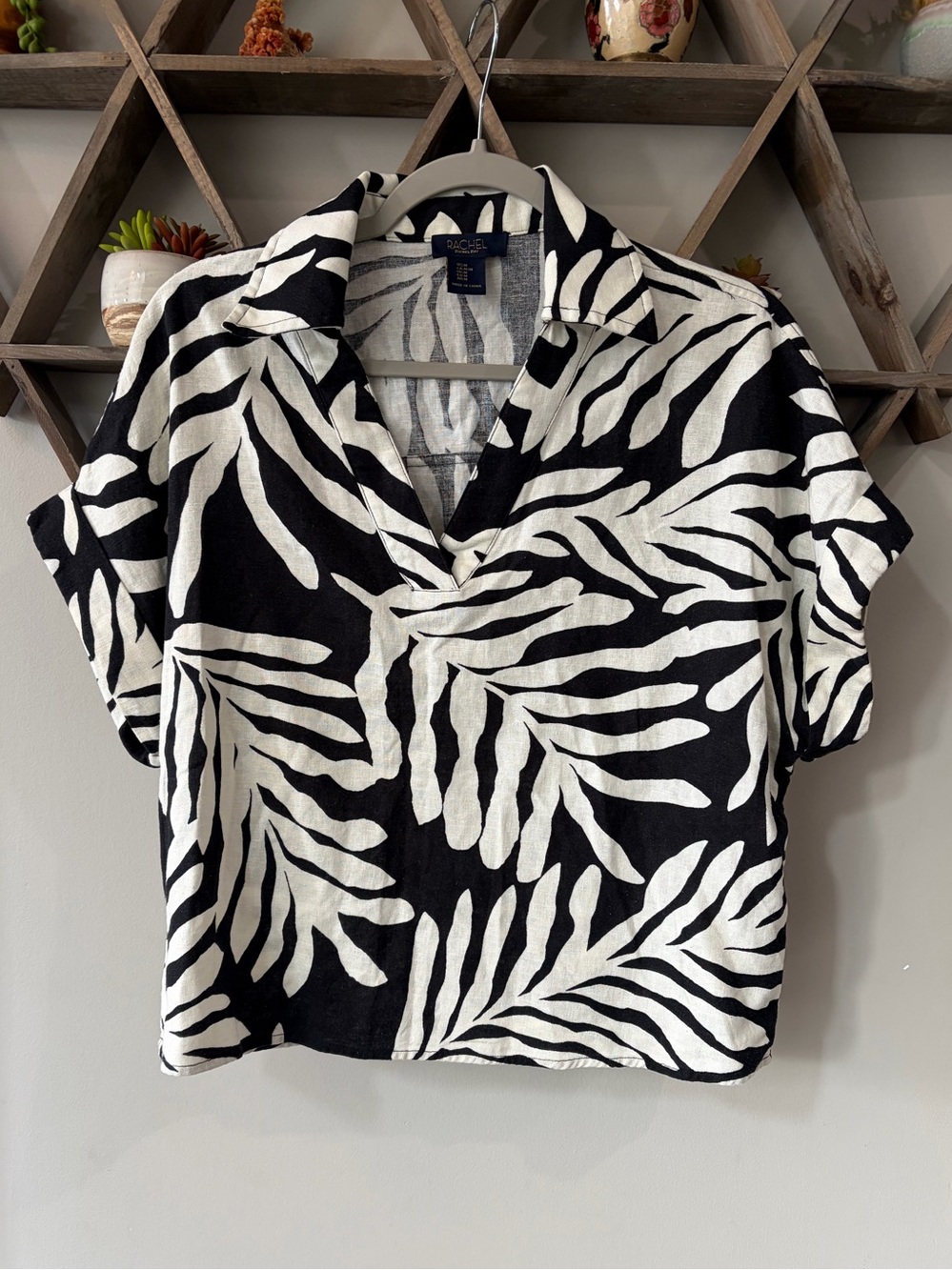 RACHEL Rachel Roy black & white tropical leaf print top. Size medium.